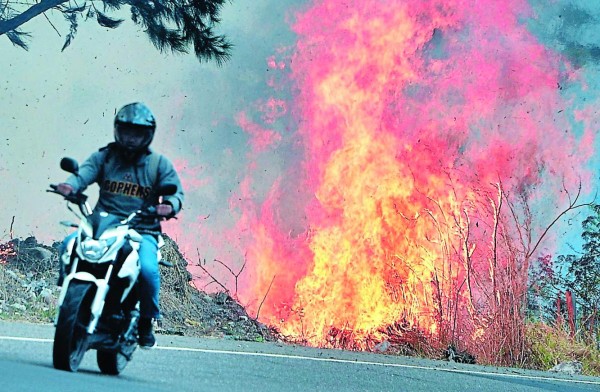 Cuatro incendios acechan la capital de Honduras