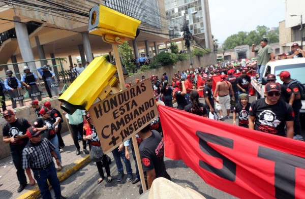 Trabajadores conmemoran su día entre quejas y descontento por crisis social