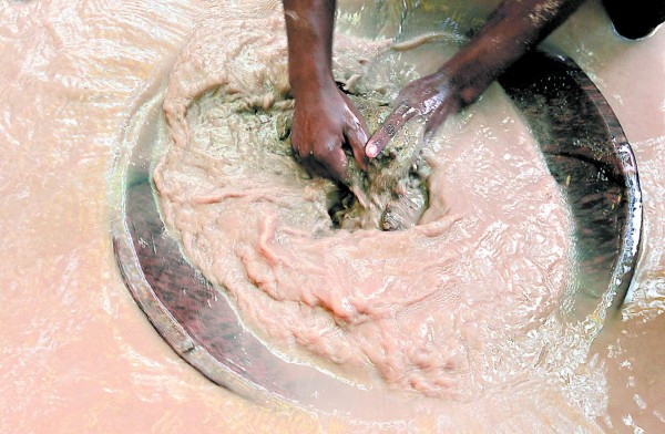 Ahora sobreviven de los residuos del oro