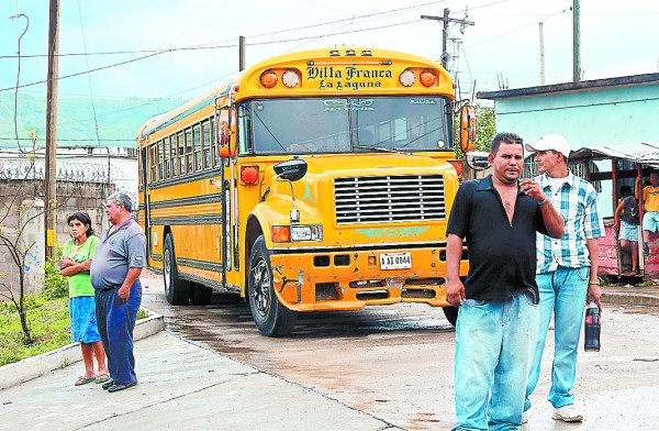 Muere en el interior de un bus
