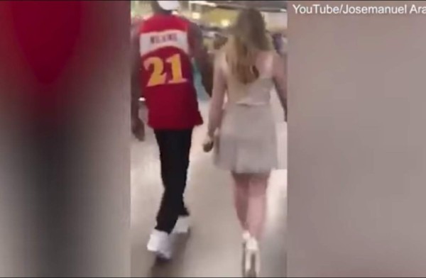 La chica era jalada con una cadena por su novio, quien la llevó al supermercador.