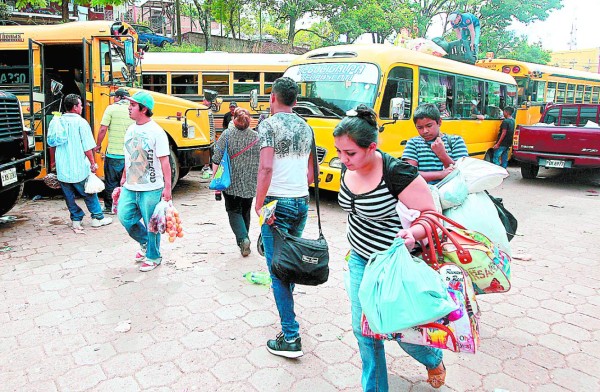 Flujo de viajeros en Honduras se intensifica en terminales