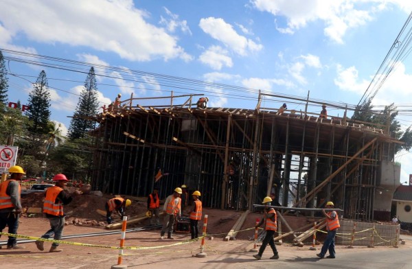 Anuncian tráfico lento por obras en la capital