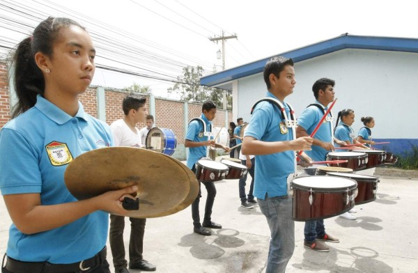 Estudiantes de 80 institutos de la capital se preparan para los desfiles