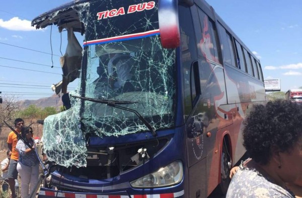 Choque entre furgón y bus deja un muerto y varios extranjeros heridos en zona sur