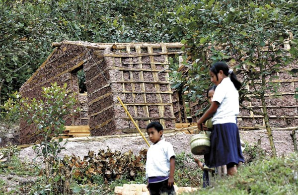 Construyen y mejoran casas en Montaña de la Flor