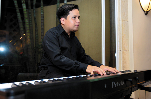 Exquisito toque artístico en gala de lanzamiento