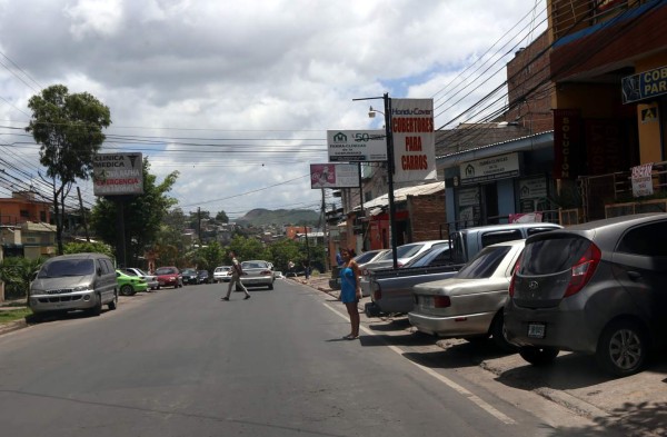El 45% de las zonas residenciales de la capital carecen de parqueos