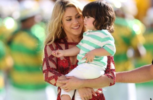 Shakira luce misteriosa pancita en el Mundial Brasil 2014