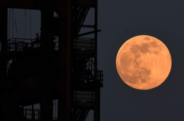 Las espectaculares imágenes que nos deja la Superluna rosa