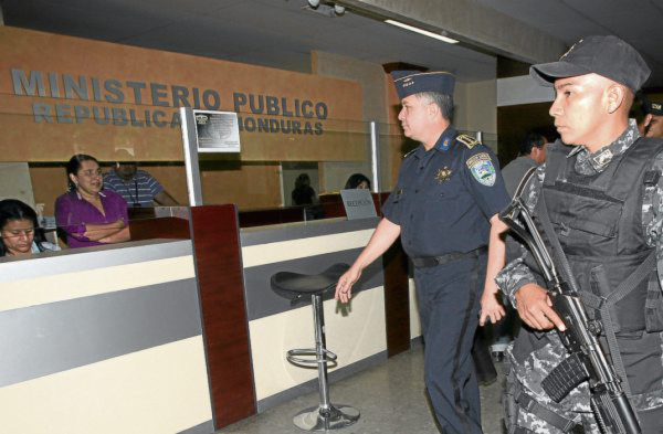 Cúpula policial comienza a rendir cuentas por fuga de policías vinculados a doble crimen