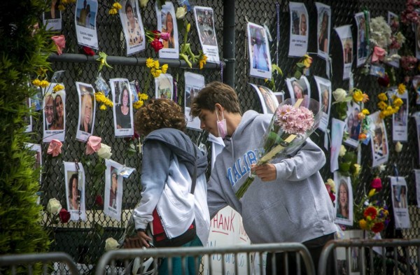 Familiares de desaparecidos en derrumbe de Miami se unen en vigilia y oración (FOTOS)