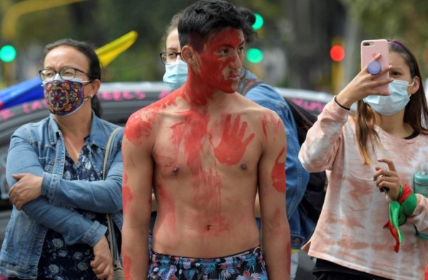 La muerte de una menor tras ser detenida y manoseada por policías, el caso que consterna a Colombia&nbsp;