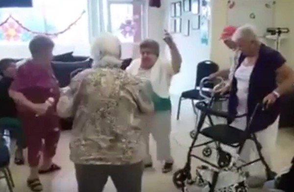 Adultos mayores en Estados Unidos arman buena fiesta al ritmo de 'Sopa de Caracol'