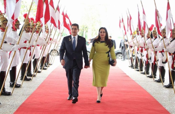 Los elegantes vestidos que usó Ana García de Hernández durante investidura de Jair Bolsonaro