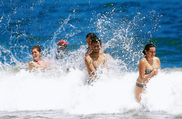Chapuzones en el mar en el norte de Honduras
