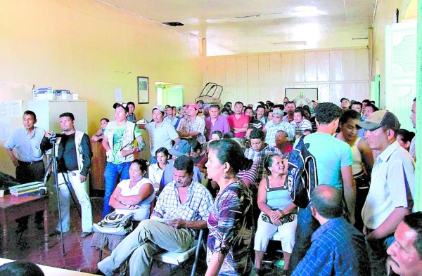 Mineros no se rinden y dicen estar cerca del rescate de cuerpos