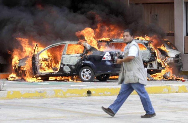Maestros mexicanos incendian edificios oficiales en protesta por desaparecidos