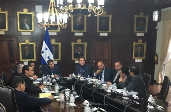 Nasralla dice que Libre apoyaría la reelección presidencial