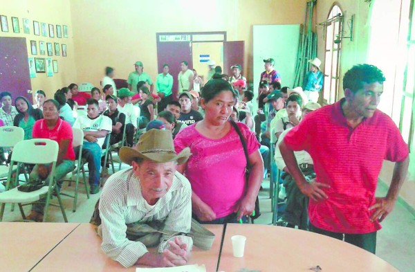 Honduras: INA entrega 87 títulos de propiedad