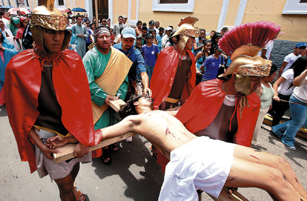 Honduras: Fieles reviven la pasión y la fe con el Vía Crucis bíblico