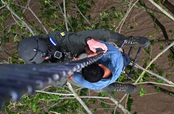 El sorprendente rescate aéreo de familias hondureñas atrapadas por Iota (FOTOS)