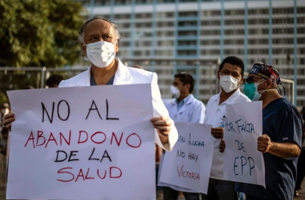 FOTOS: El día a día del personal de salud en el mundo, del hospital a casa