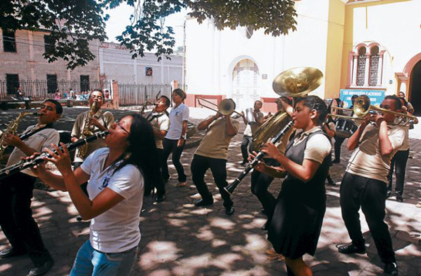 Bandas de guerra afinan sus ritmos para desfiles patrios