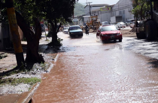 Fuga de agua en bulevar Los Próceres