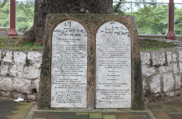 ¿Qué hace la tabla de los 10 mandamientos en Tegucigalpa?