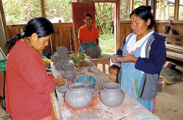 Mujeres contribuyen a la economía del hogar con el arte manual