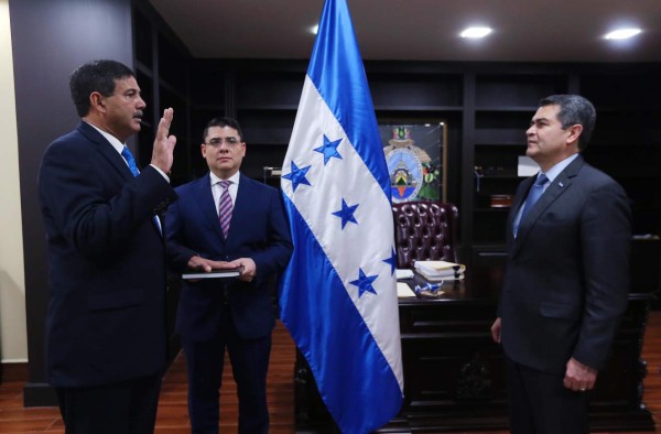 Presidente Hernández juramenta a Fredy Díaz Zelaya como ministro de Defensa