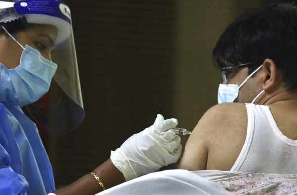 ¿Se puede consumir alcohol antes y después de recibir una vacuna anticovid?