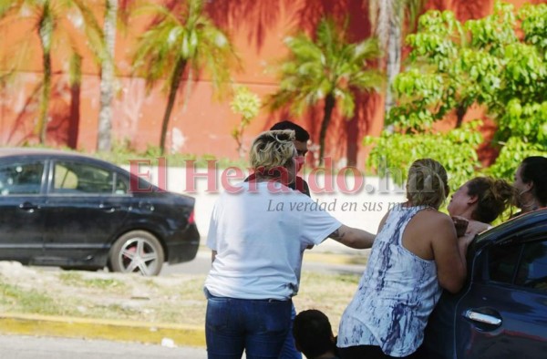 FOTOS: El dolor de familiares al identificar a joven asesinado en SPS