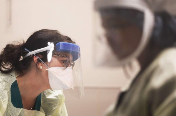 FOTOS: El día a día del personal de salud en el mundo, del hospital a casa