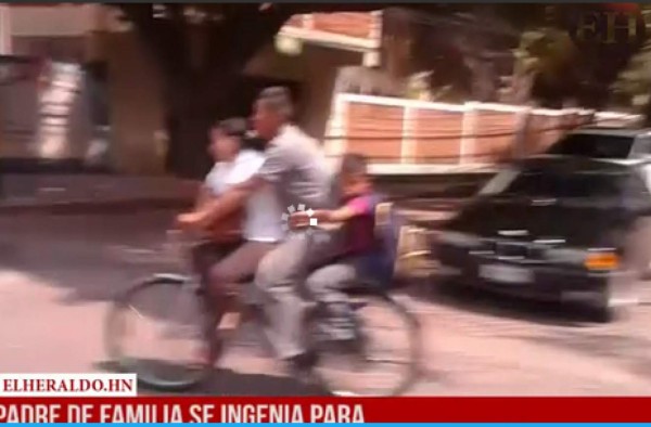 Padre de familia se ingenia para transportarse en bicicleta