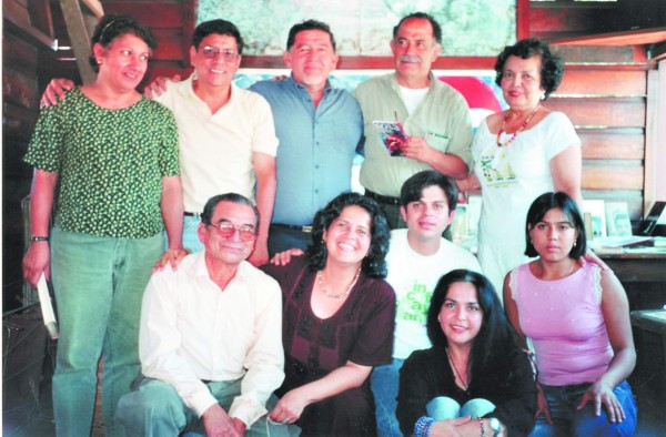 Enrique Ponce Garay entre libros, cine y amigos