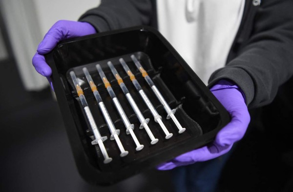 ¿Se puede consumir alcohol antes y después de recibir una vacuna anticovid?