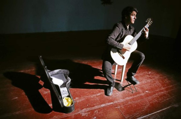 Un alma joven apasionada por la guitarra