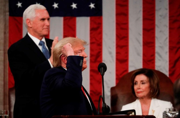 Arrogancia y poca cortesía: Las imágenes de Trump durante discurso del Estado de la Unión