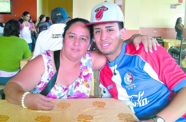 Madre de acusado: 'Mi hijo no puede pagar por un crimen que no cometió”