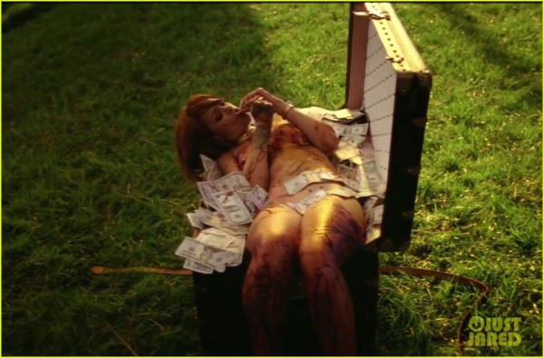 Rihanna sacude la red con violento video