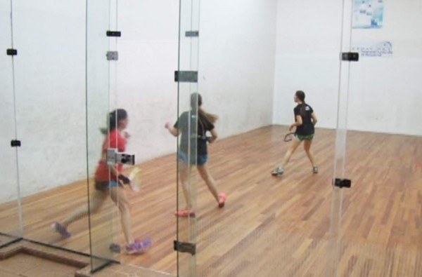 Ejercítate, suda y adelgaza practicando ráquetbol