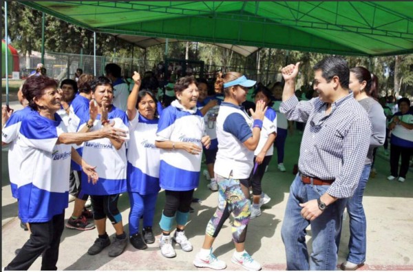 Presidente de Honduras realiza recorrido por parques de Lima, Perú