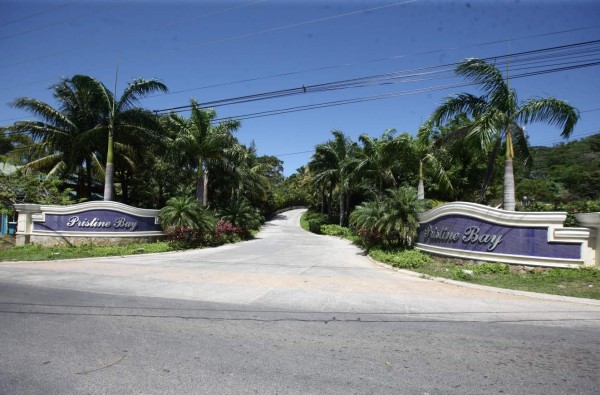 Disfrute el golf, playa y buceo en el club Pristine Bay Resort