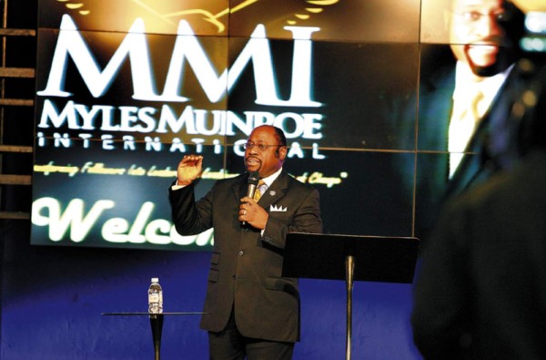 Fallece el pastor británico Myles Munroe