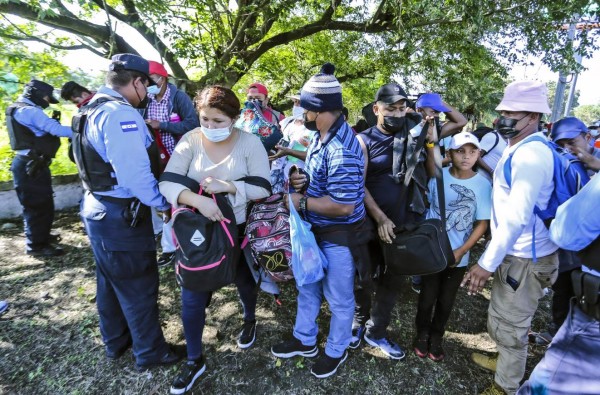 Familias enteras y jóvenes sin esperanza: la primera caravana migrante de 2022 hacia EE UU