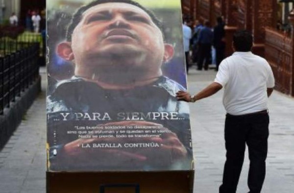 Maduro indignado por retiro de imagen de Chávez