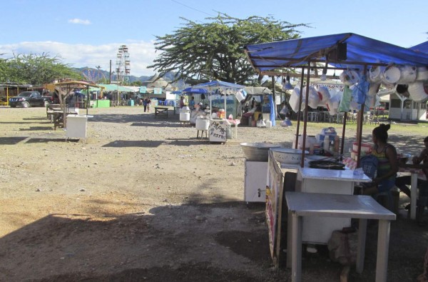Feria patronal reactiva economía informal en el sur
