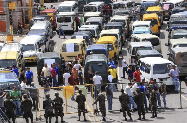 'Rapiditos” ilegales exigen con protesta permiso para operar
